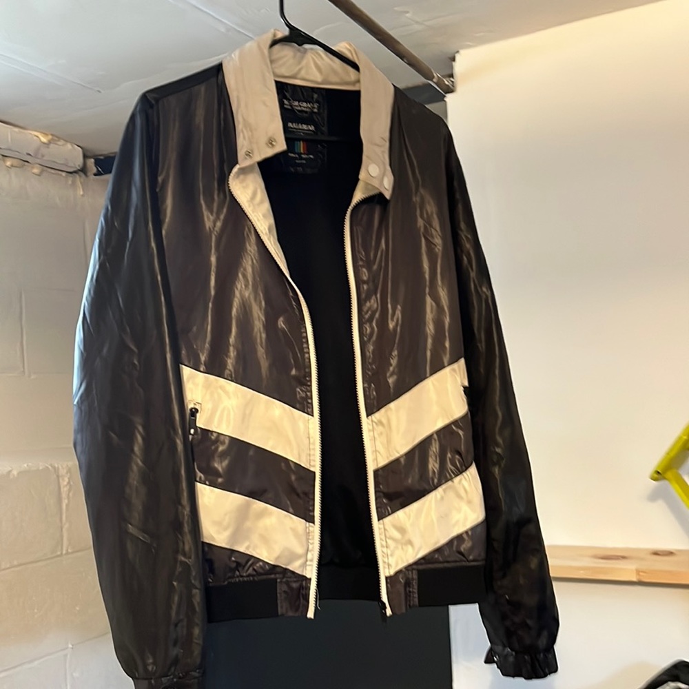 Pull and Bear jacket purchased in Spain. Polyester. Europe L/Mexico 40.